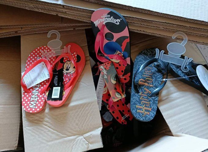 Lot revendeur 128 paires de tongs licence - du 28 au 34